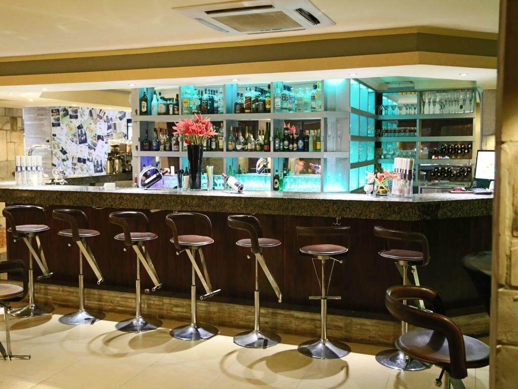 Roca Golf Hotel Бужумбура Екстериор снимка