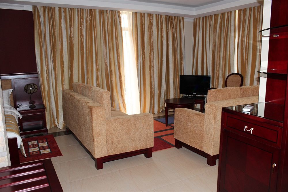 Roca Golf Hotel Бужумбура Екстериор снимка
